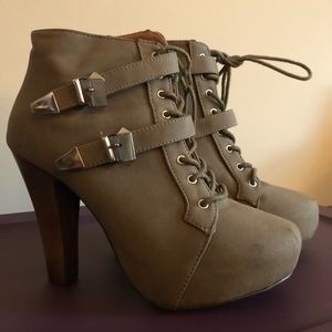 Olive Green heel boots 🌿